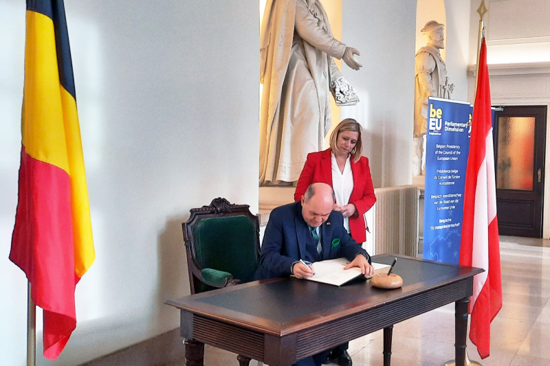 Eintrag ins Gästebuch. Nationalratspräsident Wolfgang Sobotka (ÖVP) und Präsidentin des belgischen Abgeordnetenhauses Eliane Tillieux