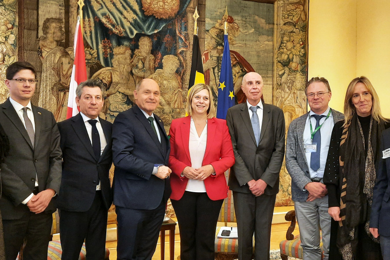 Gruppenfoto. Nationalratspräsident Wolfgang Sobotka (ÖVP) (3. von links) und Präsidentin des belgischen Abgeordnetenhauses Eliane Tillieux (4. von links)