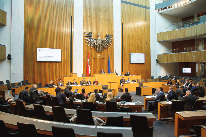 Blick Richtung Ausschussteilnehmer:innen