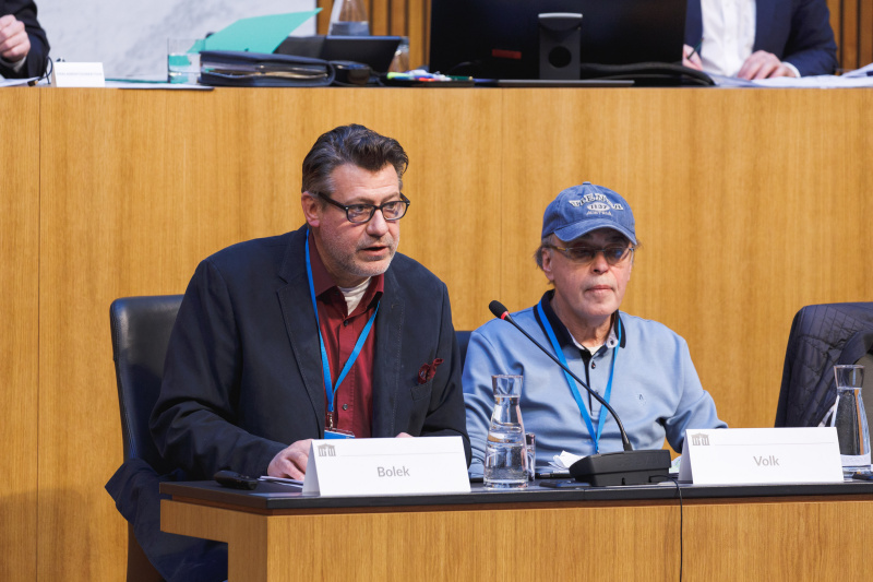 Von links: Stellvertretender Bevollmächtigter des Volksbegehrens Werner Bolek (am Wort), Zweiter stellvertretender Bevollmächtigter Anatolij Volk