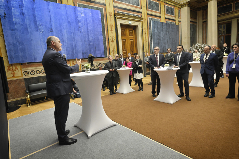 Begrüßung durch Nationalratspräsident Wolfgang Sobotka (ÖVP). Blick Richtung Veranstaltungsteilnehmer:innen