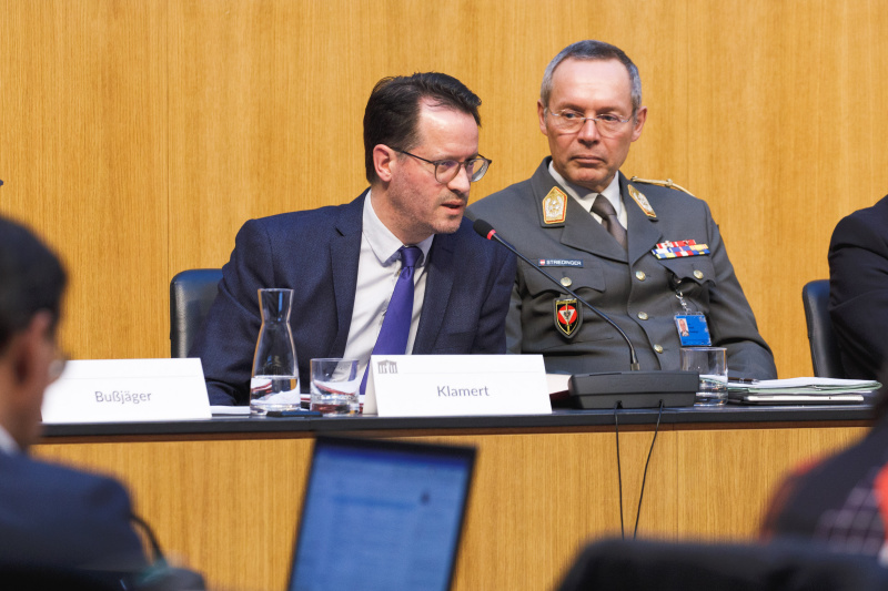 Von links: Experte Marcus Klamert (am Wort), General Rudolf Striedinger