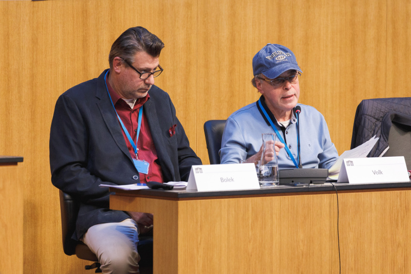 Von links: Stellvertretender Bevollmächtigter des Volksbegehrens Werner Bolek, Zweiter stellvertretender Bevollmächtigter Anatolij Volk (am Wort)