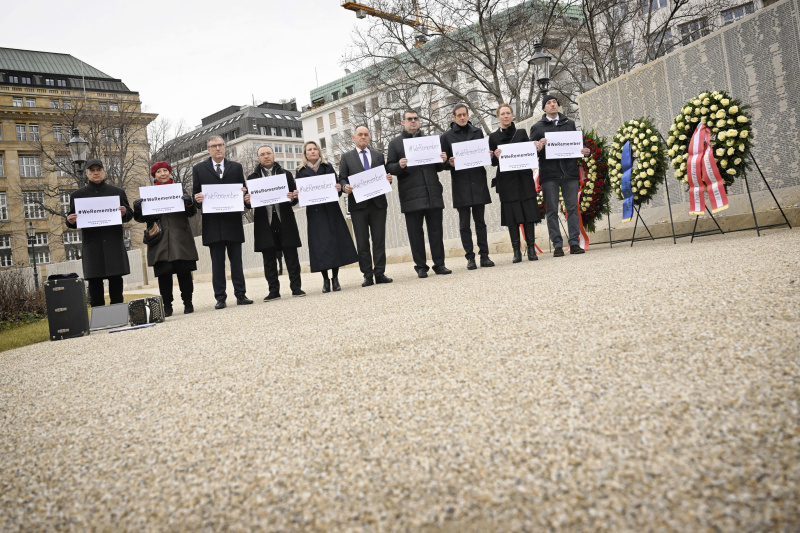Gruppenfoto. Von rechts: Bundesrat Karl-Arthur Arlamovsky (NEOS), nicht amtsführende Stadträtin Judith Pühringer (Grüne), Nationalratsabgeordneter Kai Jan Krainer (SPÖ), Präsident der Israelitischen Kultusgemeinde Oskar Deutsch, Nationalratspräsident Wolfgang Sobotka (ÖVP), Integrationsministerin Susanne Raab (ÖVP), Veranstaltungsteilnehmer, Israels designierter Botschafter in Österreich David Roet, Veranstaltungsteilnehmer:innen