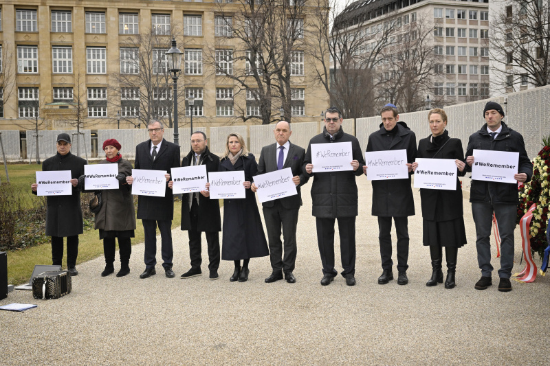 Gruppenfoto. Von rechts: Bundesrat Karl-Arthur Arlamovsky (NEOS), nicht amtsführende Stadträtin Judith Pühringer (Grüne), Nationalratsabgeordneter Kai Jan Krainer (SPÖ), Präsident der Israelitischen Kultusgemeinde Oskar Deutsch, Nationalratspräsident Wolfgang Sobotka (ÖVP), Integrationsministerin Susanne Raab (ÖVP), Veranstaltungsteilnehmer, Israels designierter Botschafter in Österreich David Roet, Veranstaltungsteilnehmer:innen