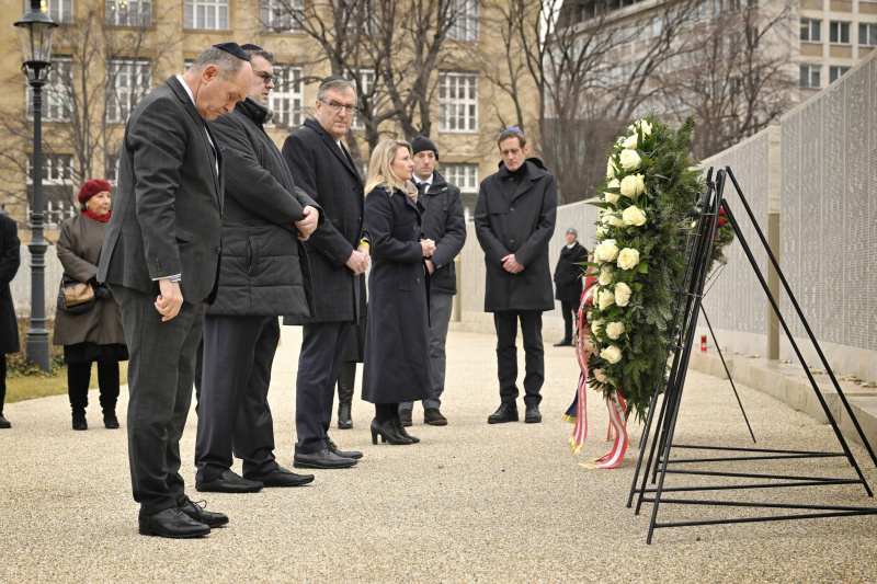 Von links: Nationalratspräsident Wolfgang Sobotka (ÖVP), Präsident der Israelitischen Kultusgemeinde Oskar Deutsch, Israels designierter Botschafter in Österreich David Roet, Integrationsministerin Susanne Raab (ÖVP), Nationalratsabgeordneter Kai Jan Krainer (SPÖ)