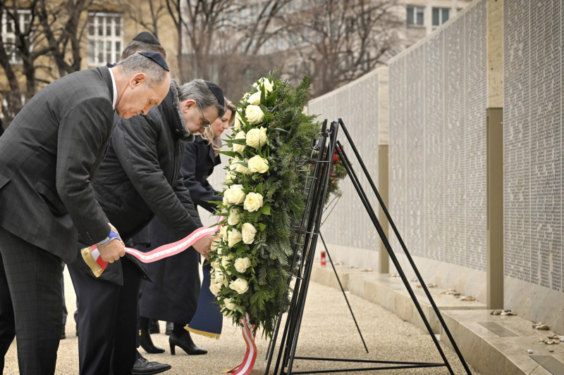 Von links: Nationalratspräsident Wolfgang Sobotka (ÖVP), Präsident der Israelitischen Kultusgemeinde Oskar Deutsch bei der Kranzniederlegung