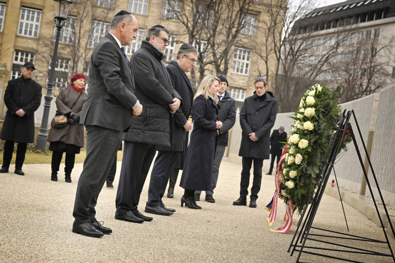 Von links: Nationalratspräsident Wolfgang Sobotka (ÖVP), Präsident der Israelitischen Kultusgemeinde Oskar Deutsch, Israels designierter Botschafter in Österreich David Roet, Integrationsministerin Susanne Raab (ÖVP), Nationalratsabgeordneter Kai Jan Krainer (SPÖ)