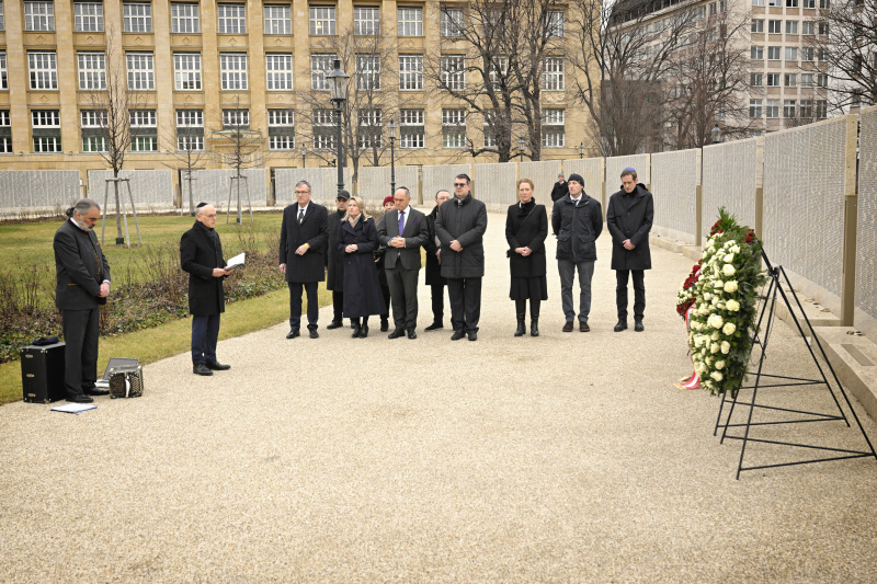 Von links: Oberkantor der Israelitischen Kultusgemeinde in Wien Shmuel Barzilai, Israels designierter Botschafter in Österreich David Roet, Integrationsministerin Susanne Raab (ÖVP), Nationalratspräsident Wolfgang Sobotka (ÖVP), Präsident der Israelitischen Kultusgemeinde Oskar Deutsch, nicht amtsführende Stadträtin Judith Pühringer (Grüne), Bundesrat Karl-Arthur Arlamovsky (NEOS), Nationalratsabgeordneter Kai Jan Krainer (SPÖ)