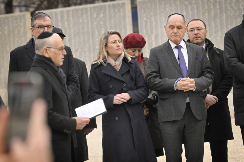 Von links: Oberkantor der Israelitischen Kultusgemeinde in Wien Shmuel Barzilai, Integrationsministerin Susanne Raab (ÖVP), Nationalratspräsident Wolfgang Sobotka (ÖVP)