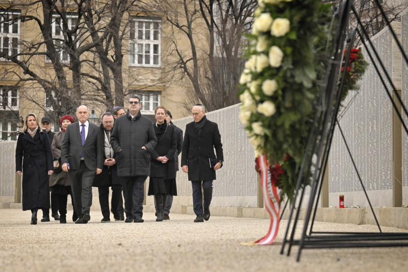 Von links: Integrationsministerin Susanne Raab (ÖVP), Nationalratspräsident Wolfgang Sobotka (ÖVP), Präsident der Israelitischen Kultusgemeinde Oskar Deutsch, Oberkantor der Israelitischen Kultusgemeinde in Wien Shmuel Barzilai