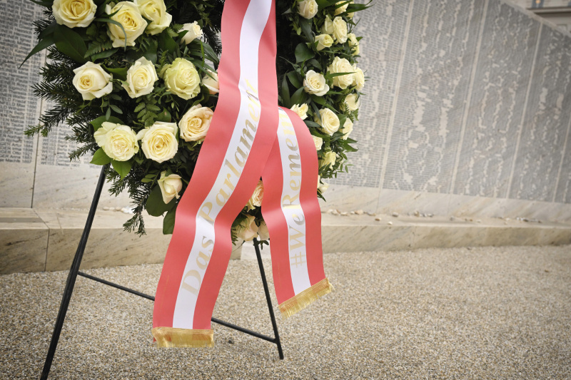 Kranz vor der Shoah Namensmauer