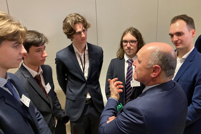 Nationalratspräsident Wolfgang Sobotka (ÖVP) (rechts) im Gespräch mit Gedenkdienern