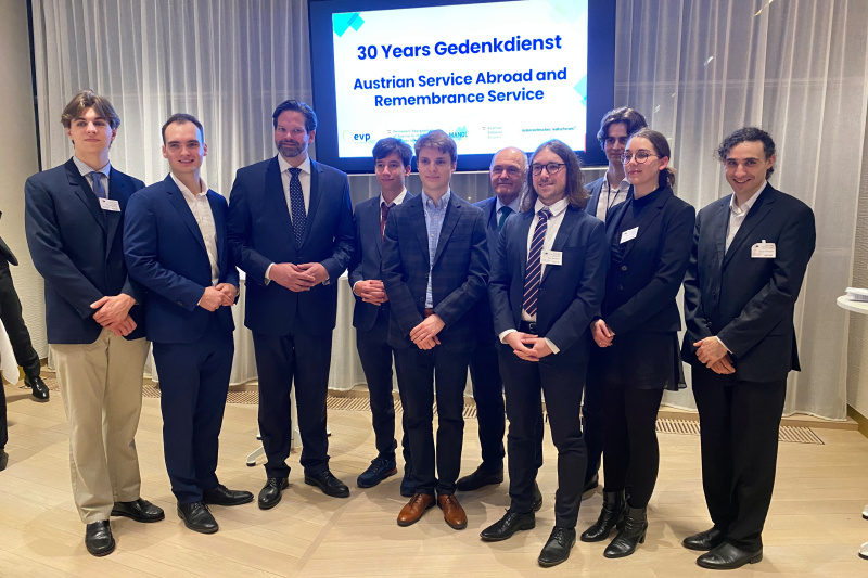 Gruppenfoto mit Nationalratspräsident Wolfgang Sobotka (ÖVP) (5. von rechts), Abgeordneter zum Europäischen Parlament Lukas Mandl (ÖVP) (3. von links) und Gedenkdiener:innen