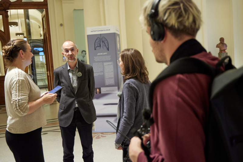 Von links: Moderation Tatjana Lukáš, Direktor des Instituts für Technikfolgenabschätzung (ITA) Michael Nentwich, Stellvertretende Leiterin der Abteilung Parlamentswissenschaftliche Grundsatzarbeit Franziska Bereuter