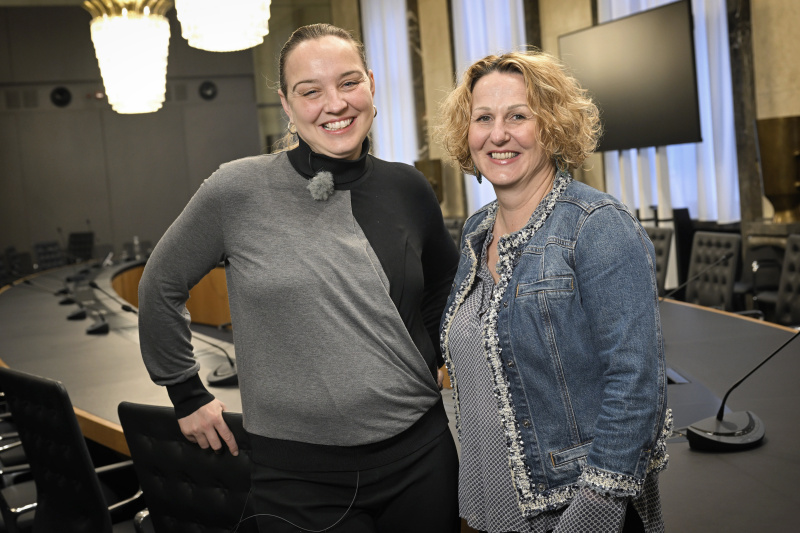 Von links: Moderation Tatjana Lukáš, Professorin für Arbeitswissenschaft und Organisation Sabine Köszegi (TU Wien)