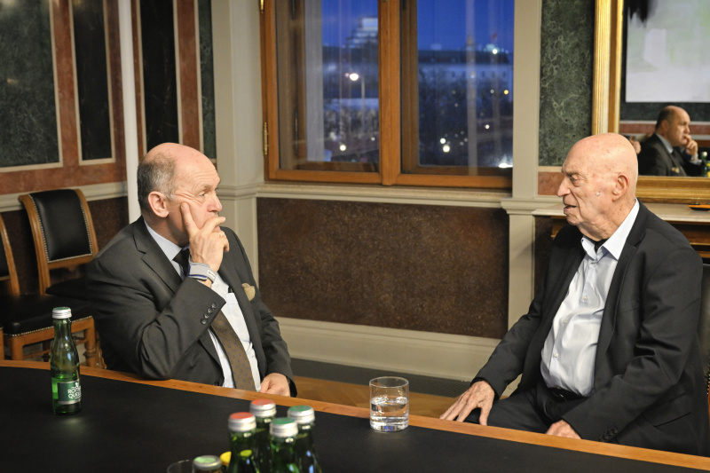 Von links: Nationalratspräsident Wolfgang Sobotka (ÖVP), Zeitzeuge Avraham Roet