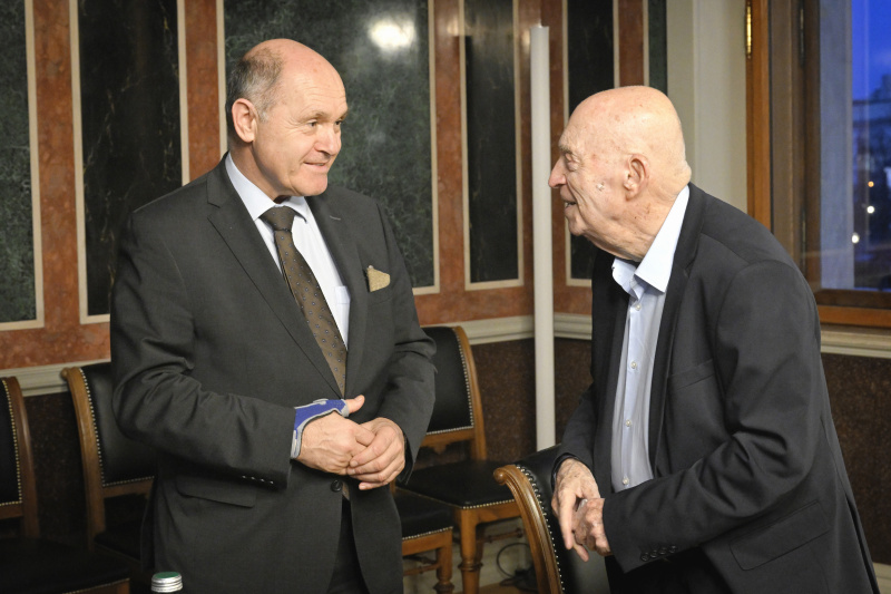 Von links: Nationalratspräsident Wolfgang Sobotka (ÖVP), Zeitzeuge Avraham Roet