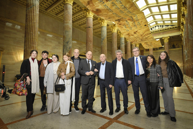 Gruppenfoto mit  Nationalratspräsident Wolfgang Sobotka (ÖVP) (6. von links), Zeitzeuge Avraham Roet (7. von links), Israelischer Botschafter in Österreich David Roet (3. von rechts)