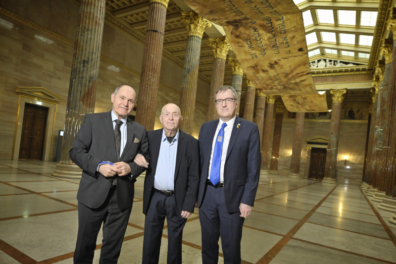 Von links: Nationalratspräsident Wolfgang Sobotka (ÖVP), Zeitzeuge Avraham Roet, Israelischer Botschafter in Österreich David Roet