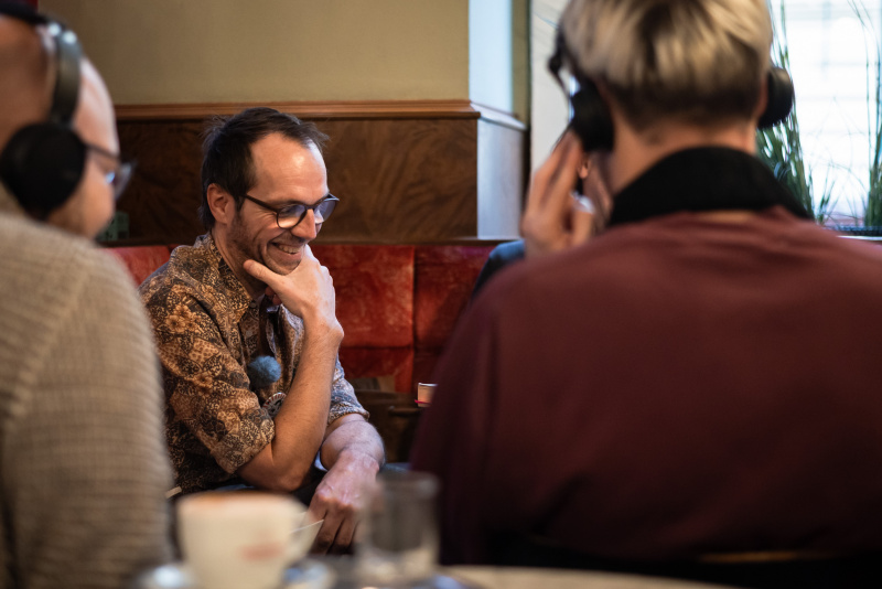 Experte für politische Korruption Roland Spitzlinger bei den Podcast-Aufnahmen