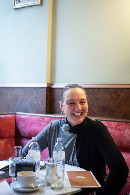 Moderatorin Tatjana Lukáš bei den Podcast-Aufnahmen