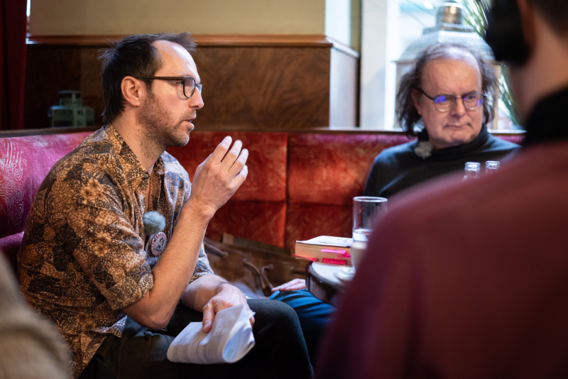 Experte für politische Korruption Roland Spitzlinger (links) bei den Podcast-Aufnahmen