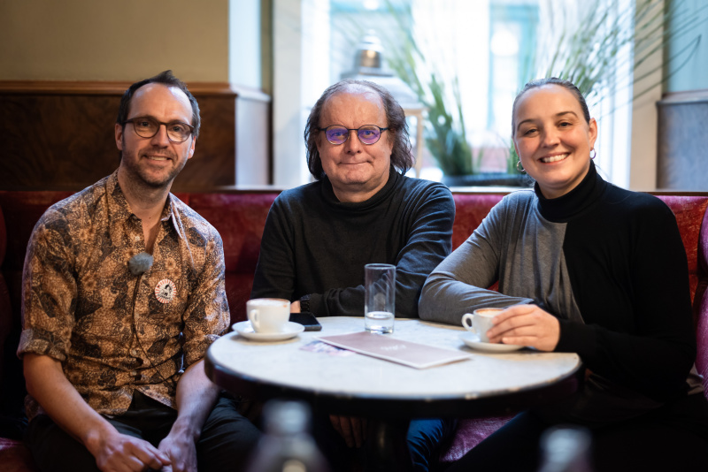 Gruppenfoto. Von links: Experte für politische Korruption Roland Spitzlinger, Autor Herbert Sickinger und Moderatorin Tatjana Lukáš