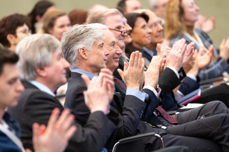 Parlamentsdirektor Harald Dossi (Dritter von links)