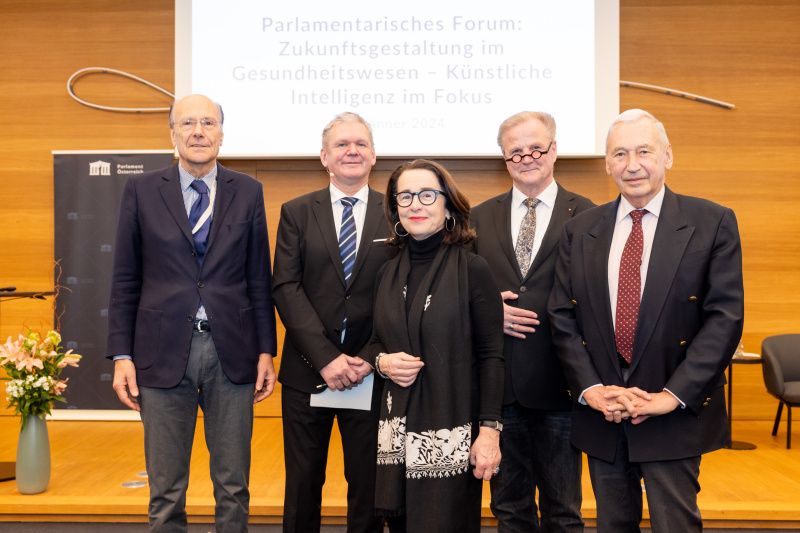 Gruppenfoto. Von links:  Leiter des Wilhelminenkrebsforschungsinstituts Heinz Ludwig, Leiter ORF Wissenschaft Günther Mayr, Inhaberin des UNESCO Lehrstuhls für Bioethik Christiane Druml,  Honorarprofessor der Sigmund Freud Privatuniversität Rüdiger Stix, Außerordentlicher Professor der Medizinischen Universität Wien Johannes Huber