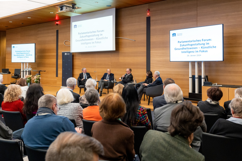 Podiumsdiskussion. Von links: Leiter ORF Wissenschaft Günther Mayr, Leiter des Wilhelminenkrebsforschungsinstituts Heinz Ludwig, Honorarprofessor der Sigmund Freud Privatuniversität Rüdiger Stix, Inhaberin des UNESCO Lehrstuhls für Bioethik Christiane Druml, Außerordentlicher Professor der Medizinischen Universität Wien Johannes Huber