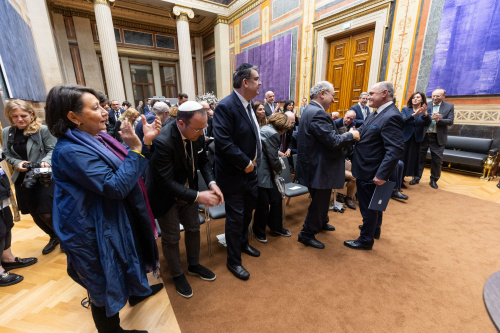Der Präsident des European Jewish Congress Ariel Muzikant (links) gratuliert Nationalratspräsident Wolfgang Sobotka (ÖVP) (rechts) zur Verleihung des Golden-Vision-Awards