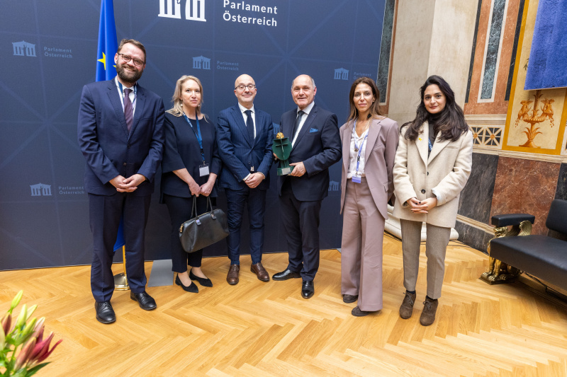 Gruppenfoto. Nationalratspräsident Wolfgang Sobotka (ÖVP) (4. von links) und Veranstaltungsteilnehmer:innen
