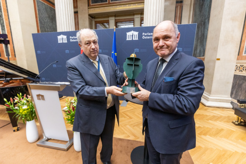 Von links: Präsident des European Jewish Congress Ariel Muzikant und Nationalratspräsident Wolfgang Sobotka bei der Verleihung