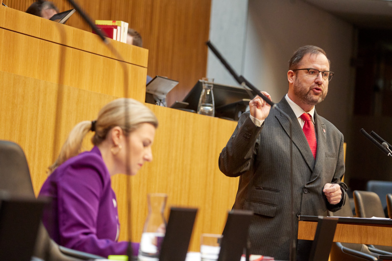 Am Rednerpult Nationalratsabgeordneter Christian Hafenecker (FPÖ)