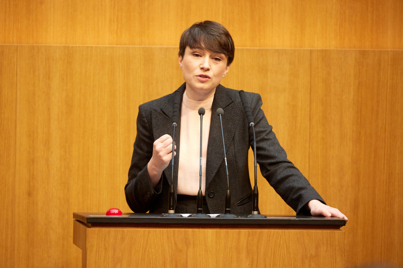 Am Rednerpult Klubobfrau Sigrid Maurer (GRÜNE)