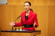 Am Rednerpult Nationalratsabgeordnete Susanne Fürst (FPÖ)