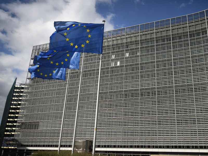 Außenansicht mit Flaggen