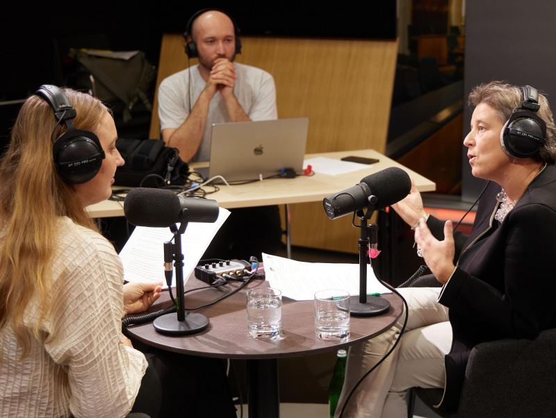 Von links: Moderatorin Tatjana Lukáš, Katharina Stourzh Parlamentsdirektion