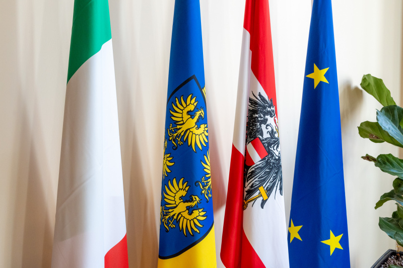 Flaggenfoto. Von links: Italien, Niederösterreich, Österreich, EU