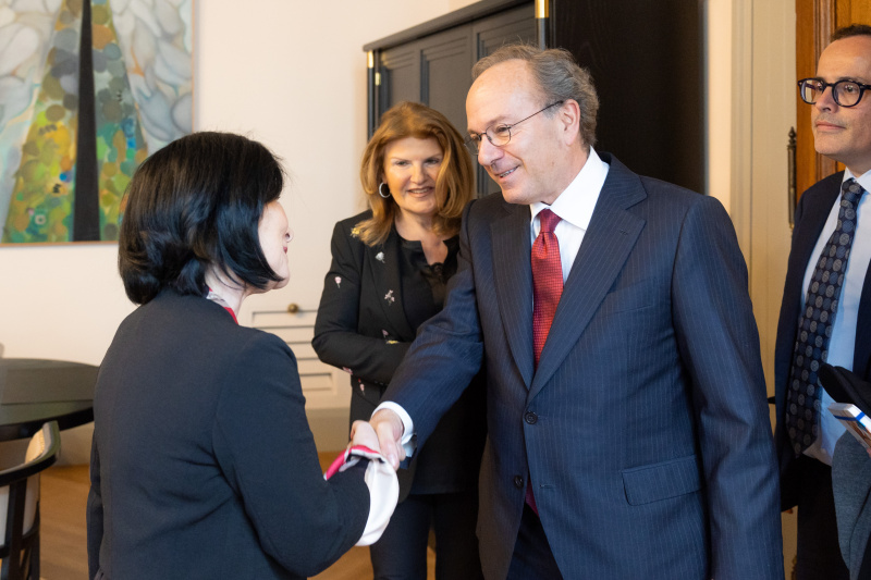 Von links: Bundesratspräsidentin Margit Göll (ÖVP) begrüßt den Italienischen Botschafter in Österreich Giovanni Pugliese