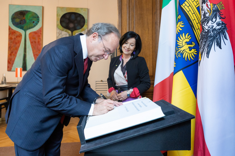 Gästebucheintrag. Von links: Italienischer Botschafter in Österreich Giovanni Pugliese, Bundesratspräsidentin Margit Göll (ÖVP)