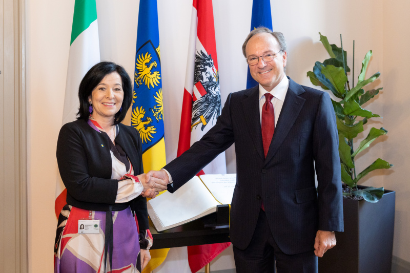 Fahnenfoto. Von links: Bundesratspräsidentin Margit Göll (ÖVP), Italienischer Botschafter in Österreich Giovanni Pugliese