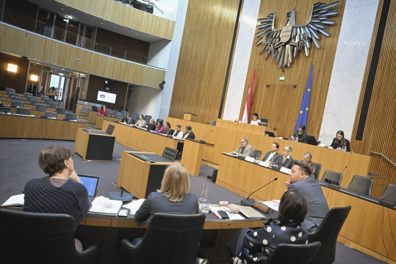 Blick Richtung Expert:innen und Sprecher:innen des Volksbegehrens