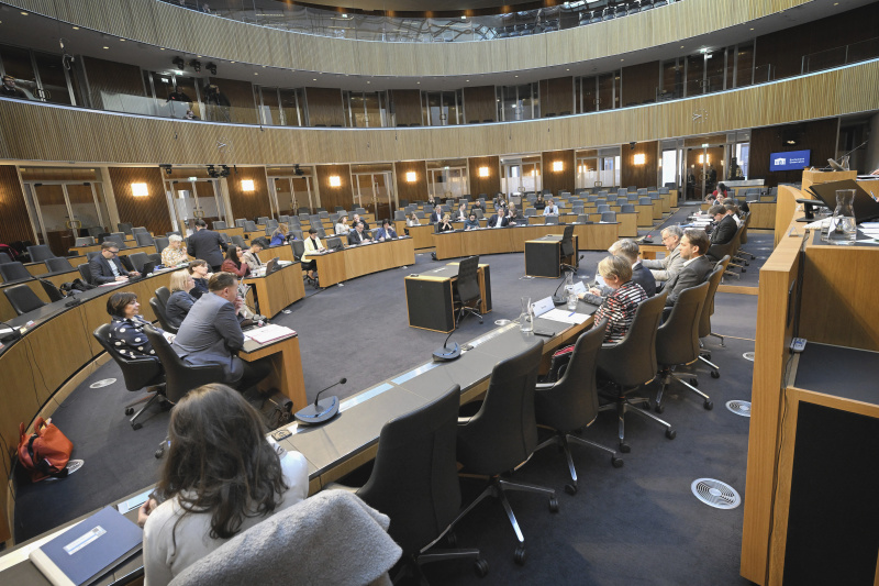 Blick Richtung Expert:innen und Sprecher:innen des Volksbegehrens