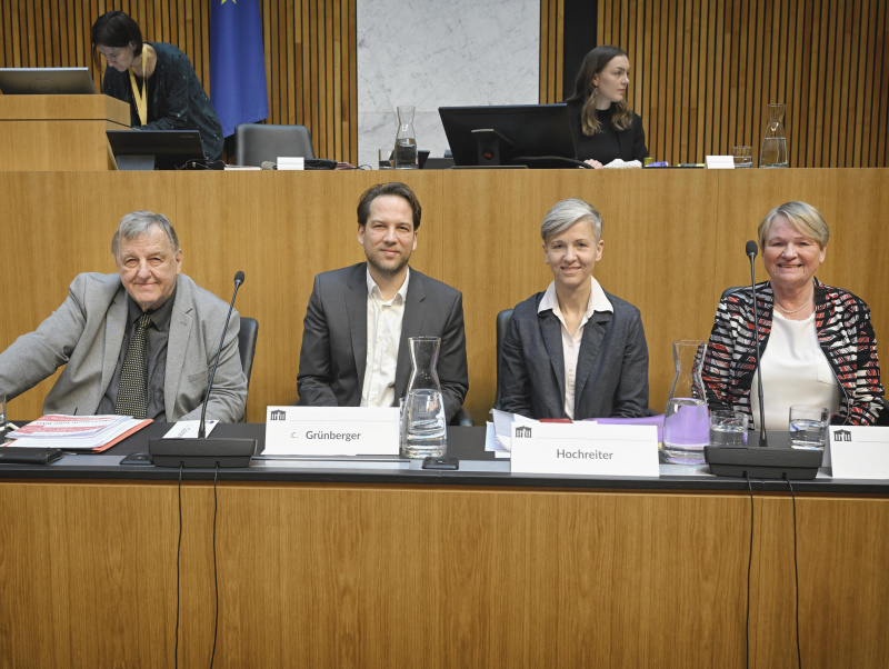 Von links: Sprecher des Volksbegehrens Stefan Grünberger, stellvertretender Sprecher des Volksbegehrens Clemens Grünberger, Expertin Literaturwissenschaftlerin Susanne Hochreiter, Expertin und Geschäftfsührerin des Rates für deutsche Rechtschreibung Sabine Krome