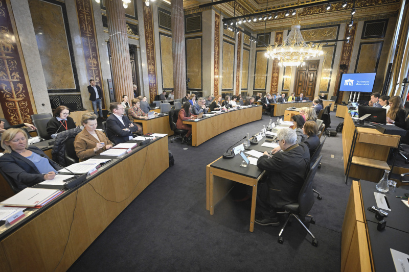 Blick Richtung Veranstaltungsteilnehmer:innen