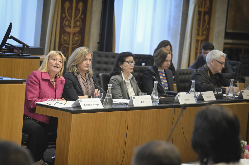 Expert:innen von links: Beate Wimmer-Puchinger, Hilde Wolf, Barbara Maier, Sylvia Gaiswinkler, Günter Koderhold