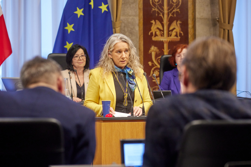 Am Rednerpult Bundesrätin Simone Jagl (GRÜNE)