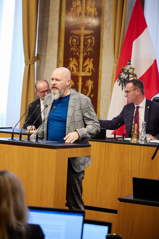 Am Rednerpult Vorsitzender der Bundesratsfraktion Marco Schreuder (GRÜNE)